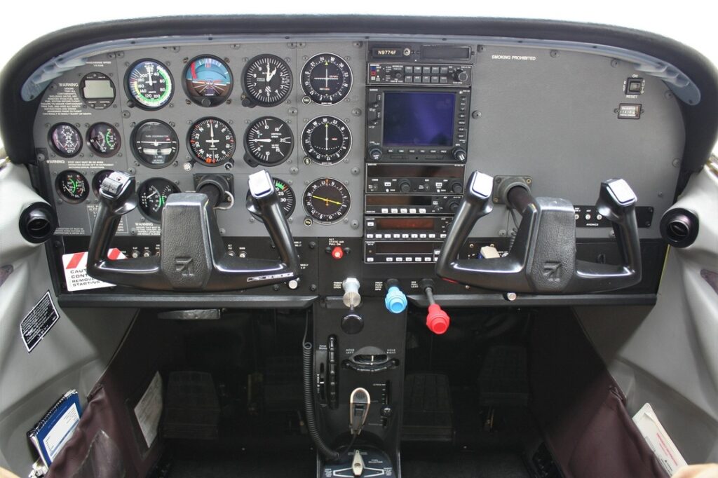 Cessna 182 Cockpit